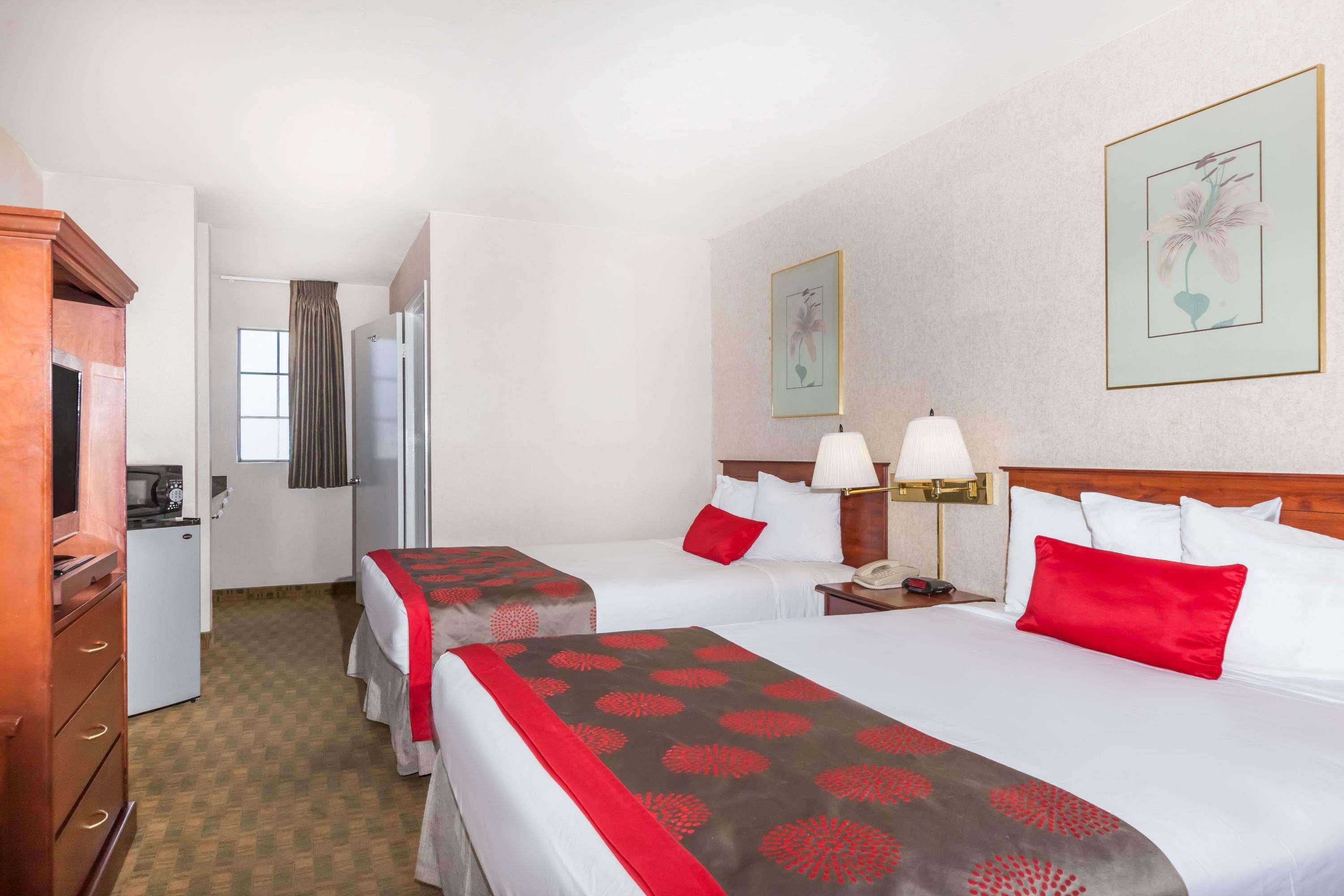 Ramada By Wyndham San Diego Poway Miramar Екстер'єр фото