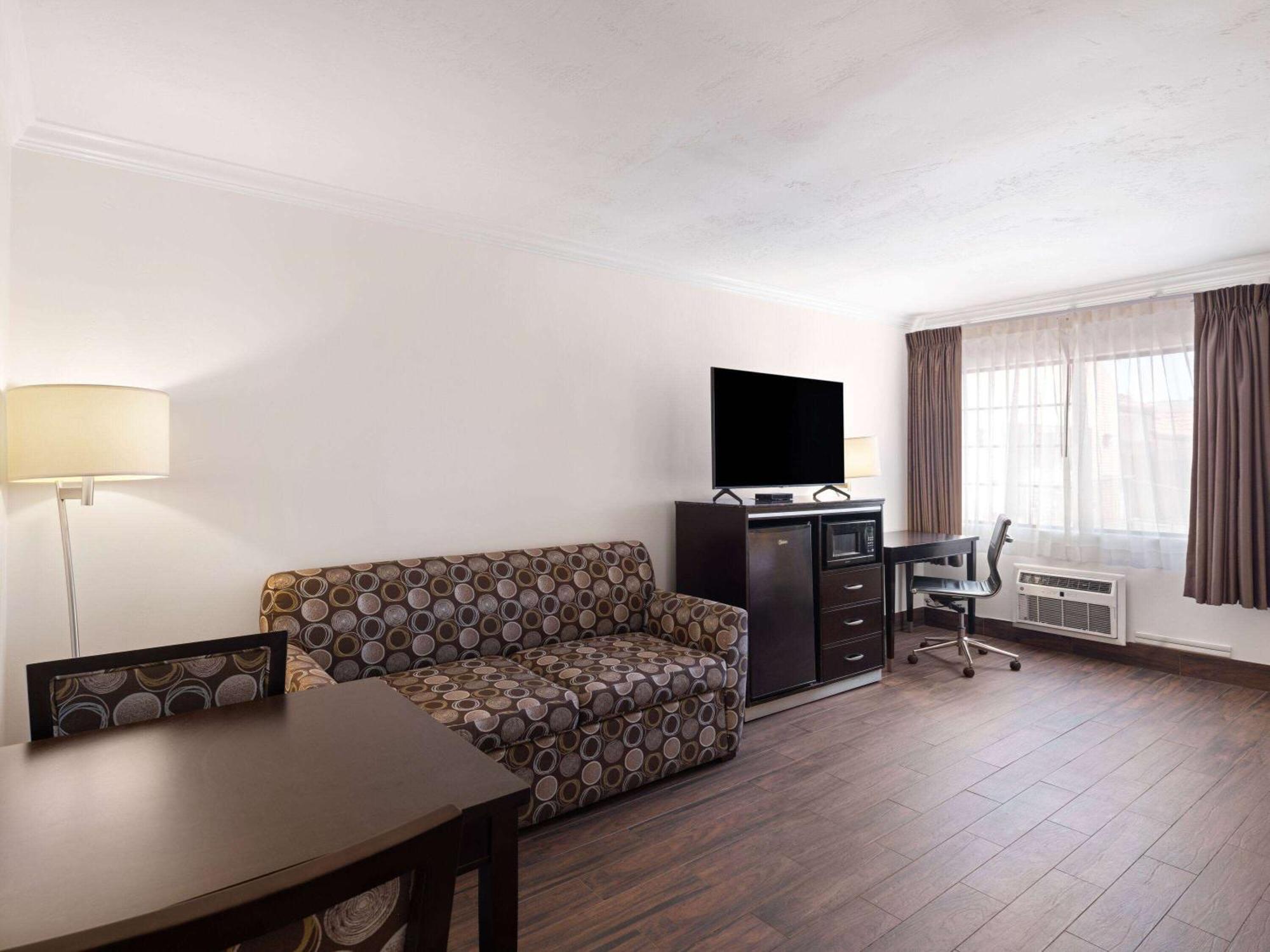 Ramada By Wyndham San Diego Poway Miramar Екстер'єр фото