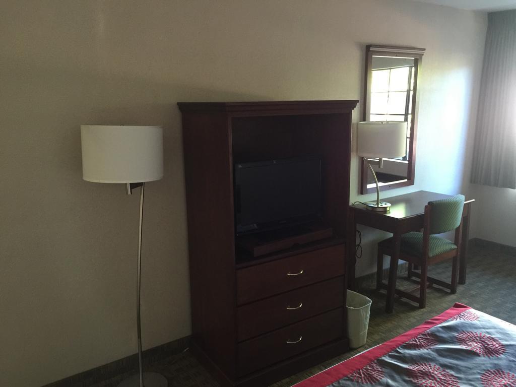 Ramada By Wyndham San Diego Poway Miramar Екстер'єр фото